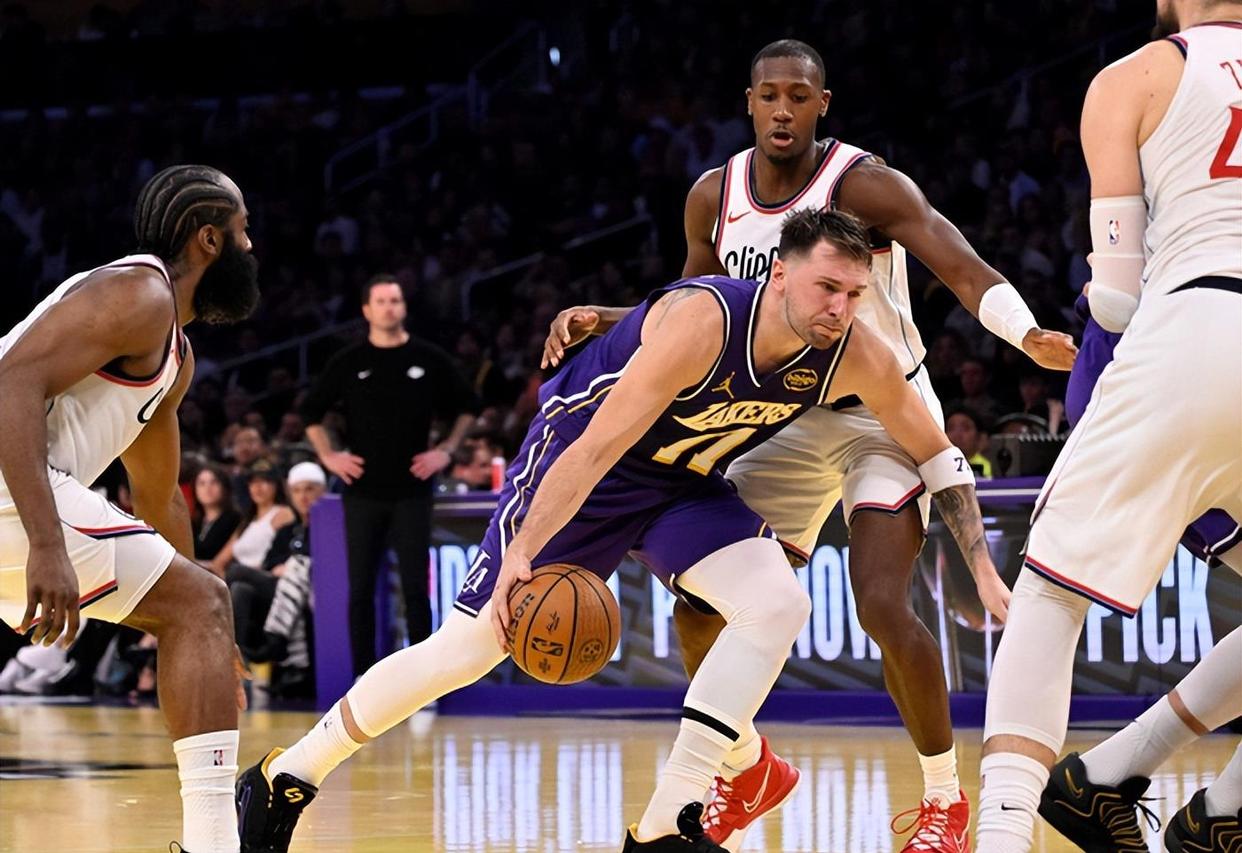 关于清晨洛杉矶快船备战NBA总决赛Ning与70激战老鹰分钟，现场解说直呼：阿扎伦卡在湖人比赛中夺冠的信息